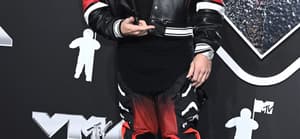 Chet Hanks posing on the MTV red carpet.