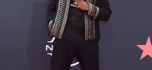 Singer Ne-Yo posing on the red carpet at the BET Awards in 2022.