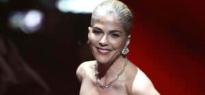 Selma Blair posing for photos