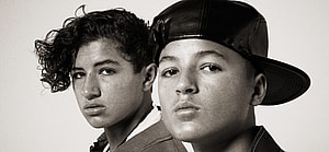 Australian Pop Sensation ‘Mason & Julez’ Spotted Performing On Moving Stage!