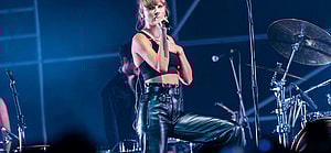 Taylor Swift makes a surprise guest appearance during Haim s show at the O2 Arena