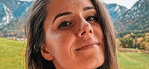 Alexandra Ianculescu snaps a selfie.