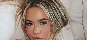 Emily Elizabeth snaps a selfie.