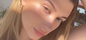 Hailey Bieber selfie