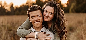 Tori Roloff embraces her husband Zach Roloff from behind for a photo session