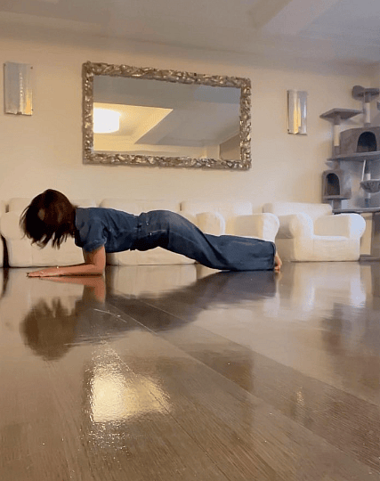 Hilaria Baldwin does core exercises