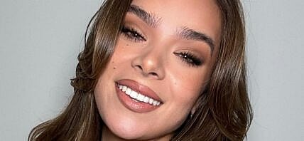 Hailee Steinfeld close up
