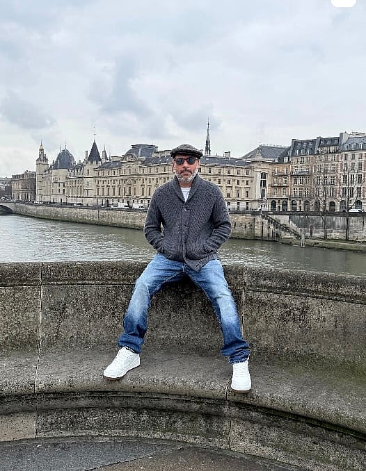 Nik Richie sentado em uma parede