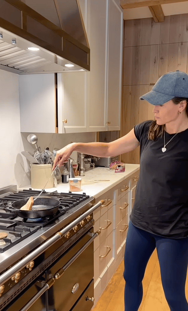 jennifer garner cooking cinnamon toast