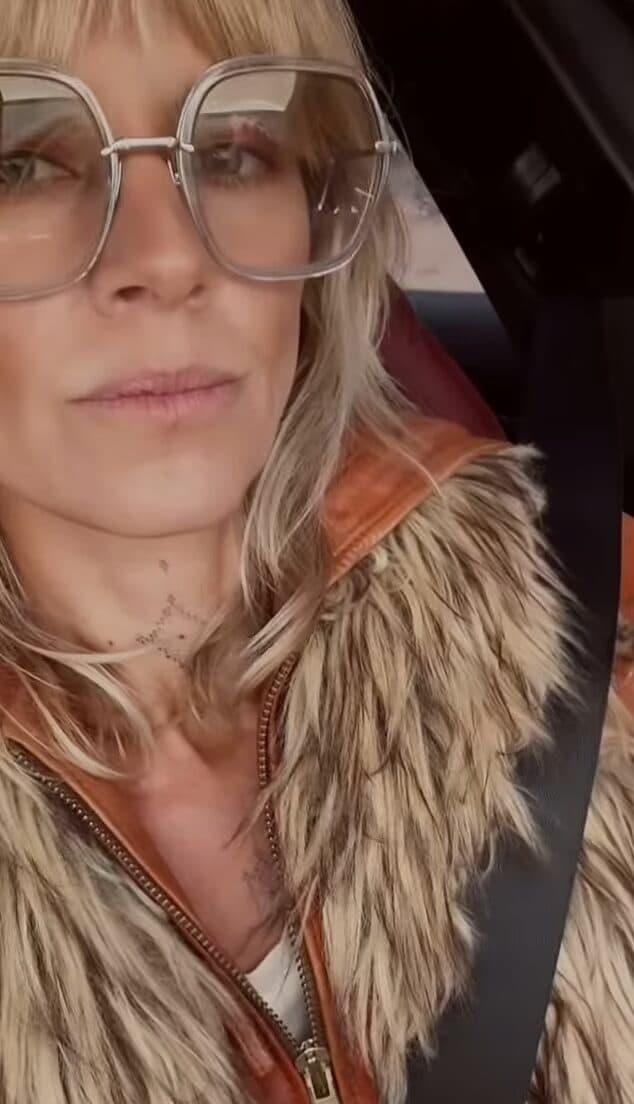 Eliza Coupe taking a selfie
