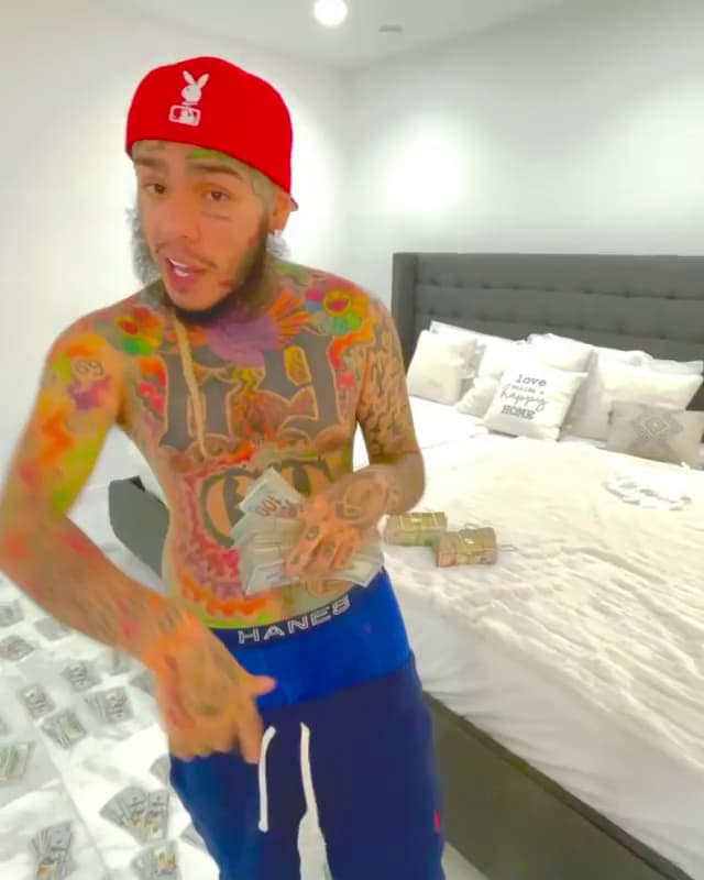 Tekashi 6ix9ine Dangerously Flaunts $1 Million Cash