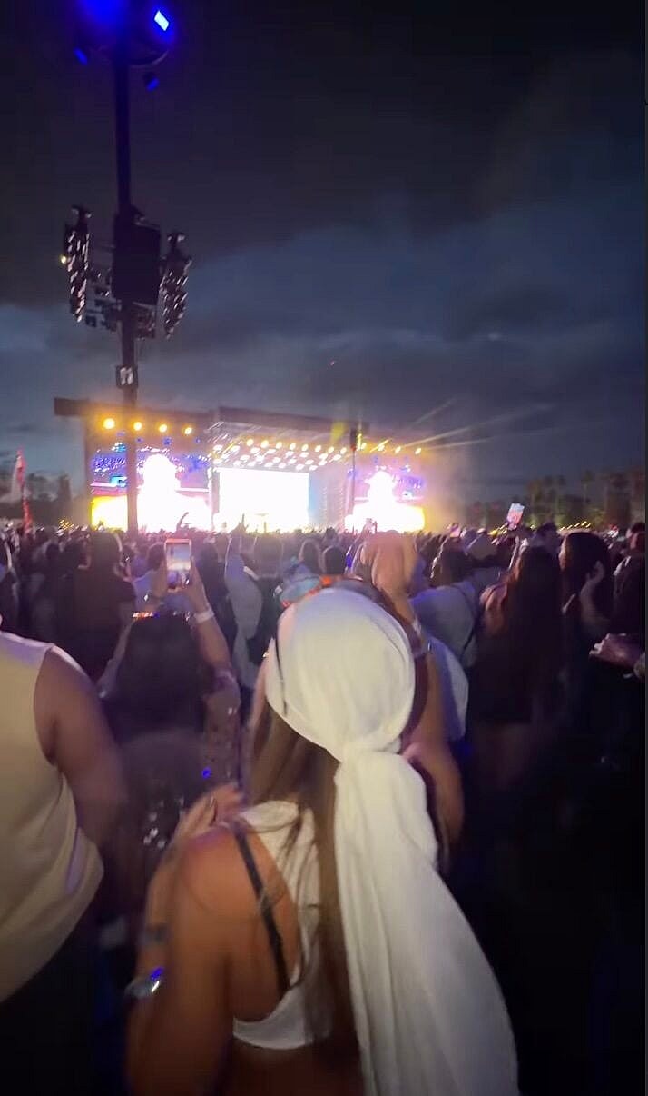 Rebecca McLeod bailando en Coachella