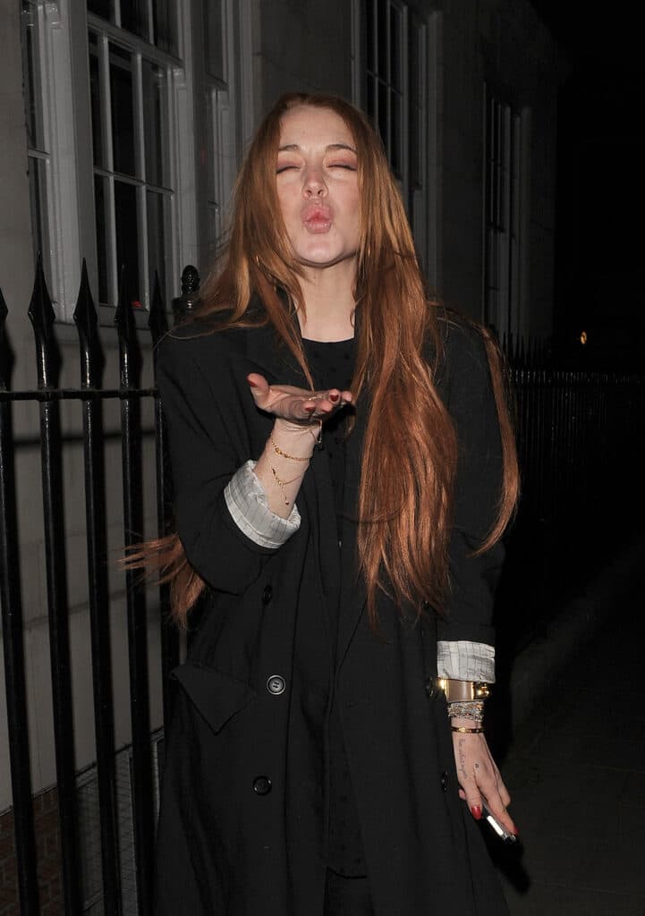 Lindsay Lohan enjoys dinner at apos C apos restaurant in Mayfair with a male companion The pair appeared close with Lindsay showing the man pictures on her phone
