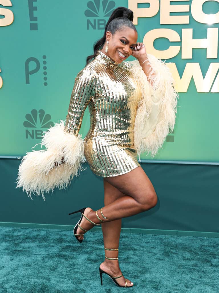 Kandi Burruss posing on the green carpet during People Choice Awards.