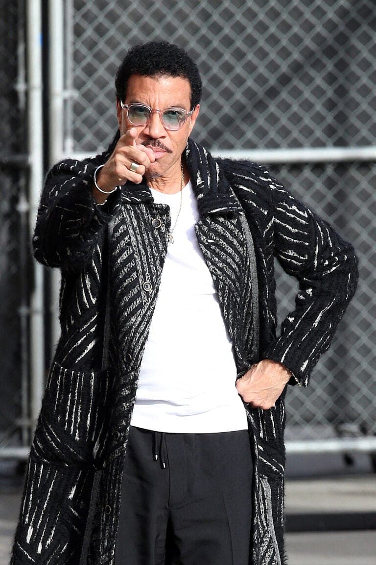 Lionel Richie Surrenders To St. Louis Doctors After Getting Fans To ‘Sing A Song All Night Long’ 3 Lionel Richie is seen arriving at 'Jimmy Kimmel'