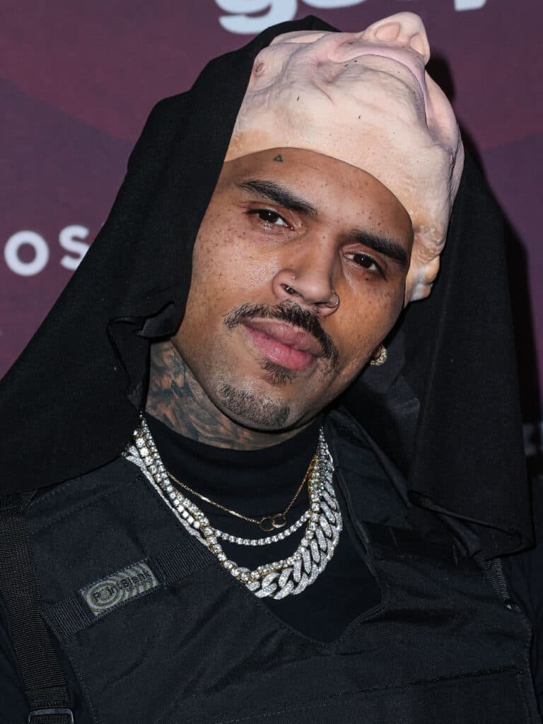 Chris Brown na festa de Halloween CARN*EVIL de Darren Dzienciol, organizada por Alessandra Ambrosio