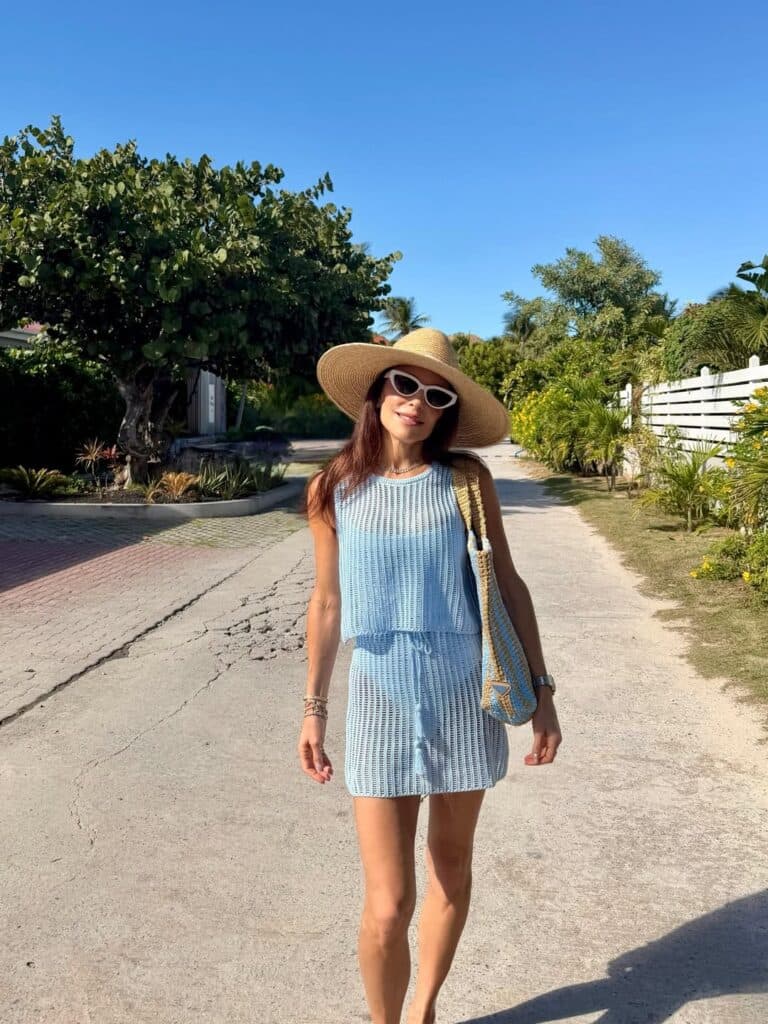 Bethenny Frankel de chapéu andando pela rua
