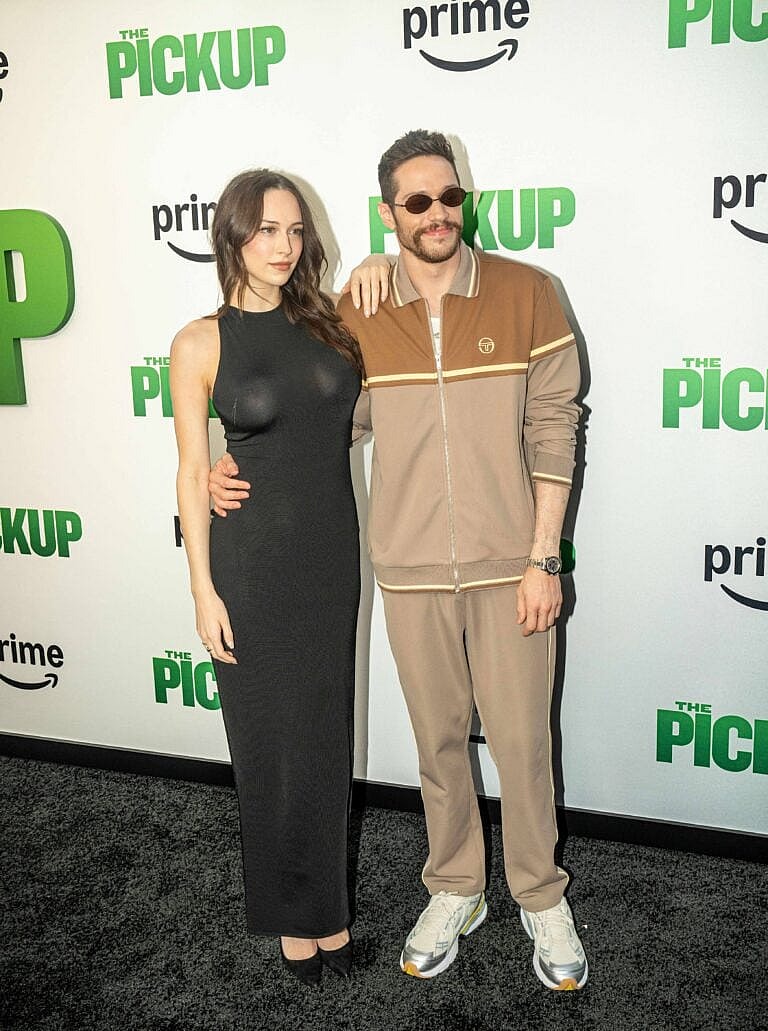 Pete Davidson e Elsie Hewitt no tapete vermelho The Pick Up