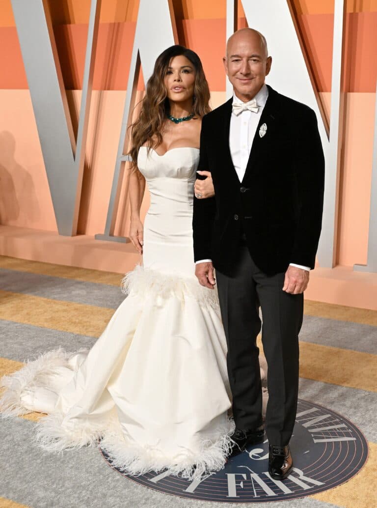 Jeff Bezos e Lauren Sanchez na festa do Oscar da Vanity Fair 2025