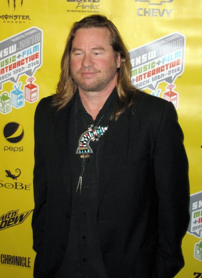 Val Kilmer no tapete vermelho de The Kick Ass
