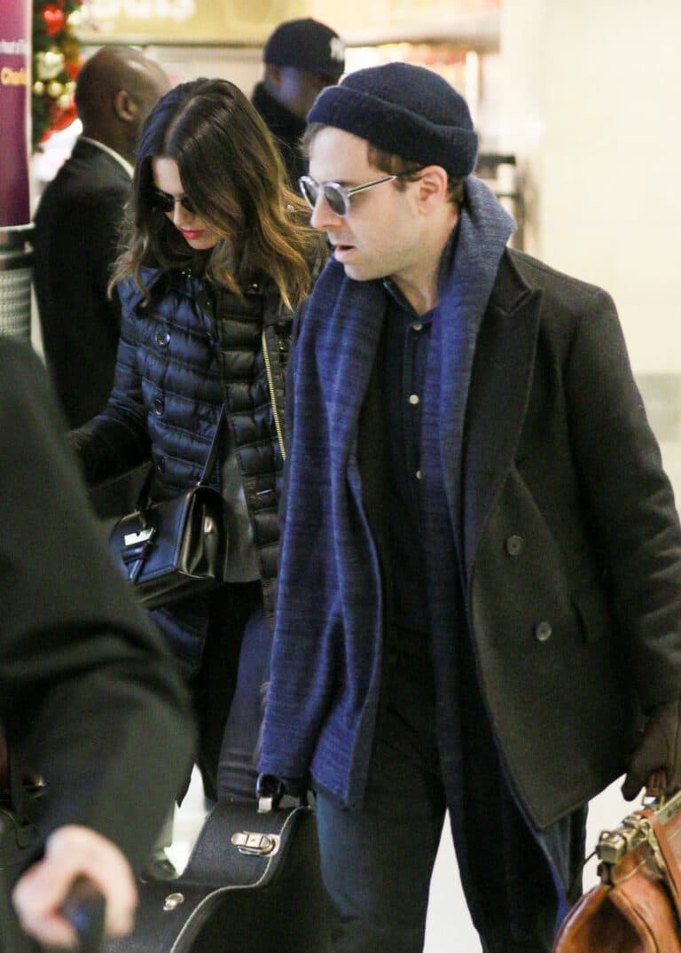 Mandy Moore e o namorado Taylor Goldsmith no Aeroporto Internacional JFK