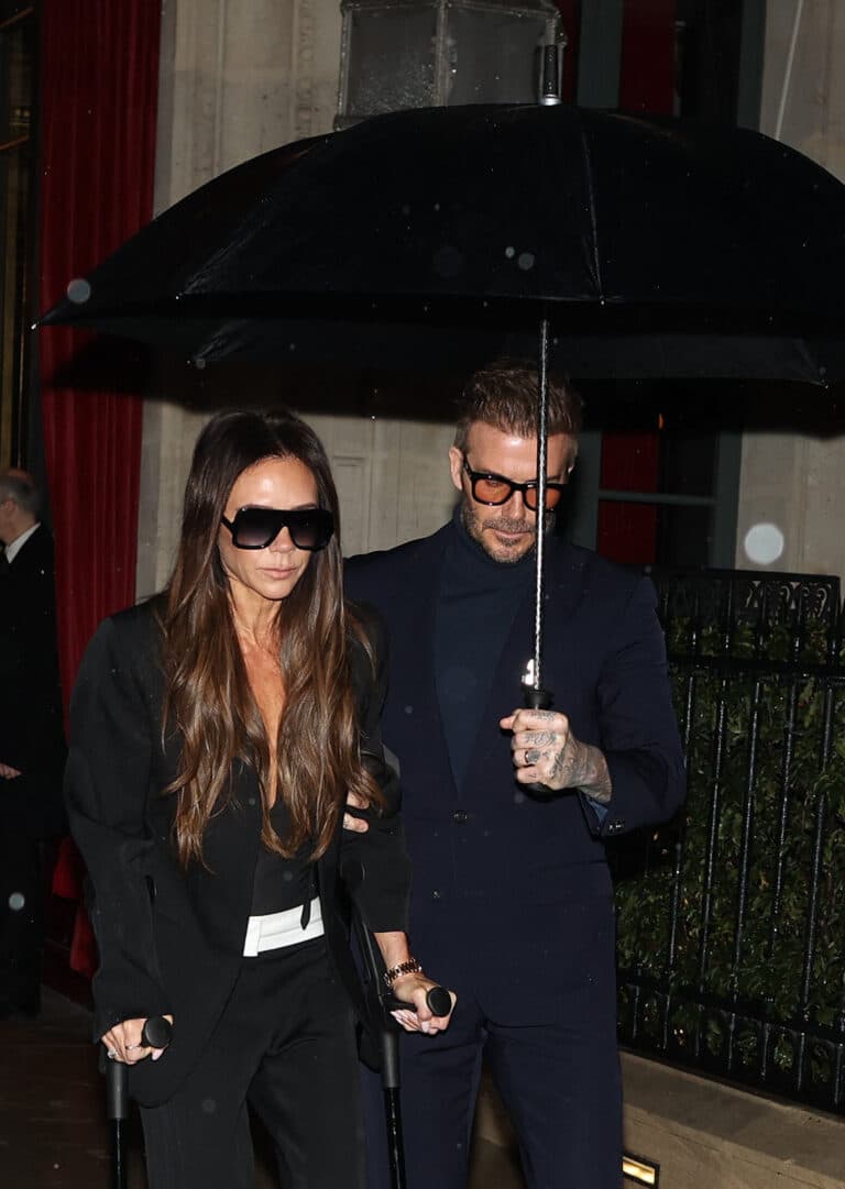 David e Victoria Beckham, Nicola Peltz Beckham e Brooklyn Peltz Beckham saem do hotel para jantar.