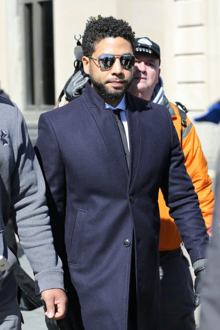 Jussie Smollett deixa o tribunal depois que todas as acusações são retiradas