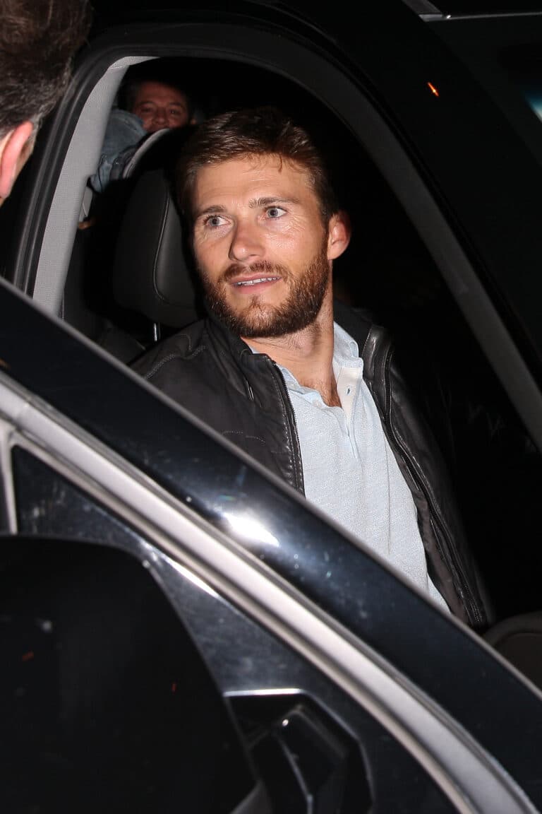 O ator Scott Eastwood é visto saindo do restaurante Delilah com um grupo de amigos
