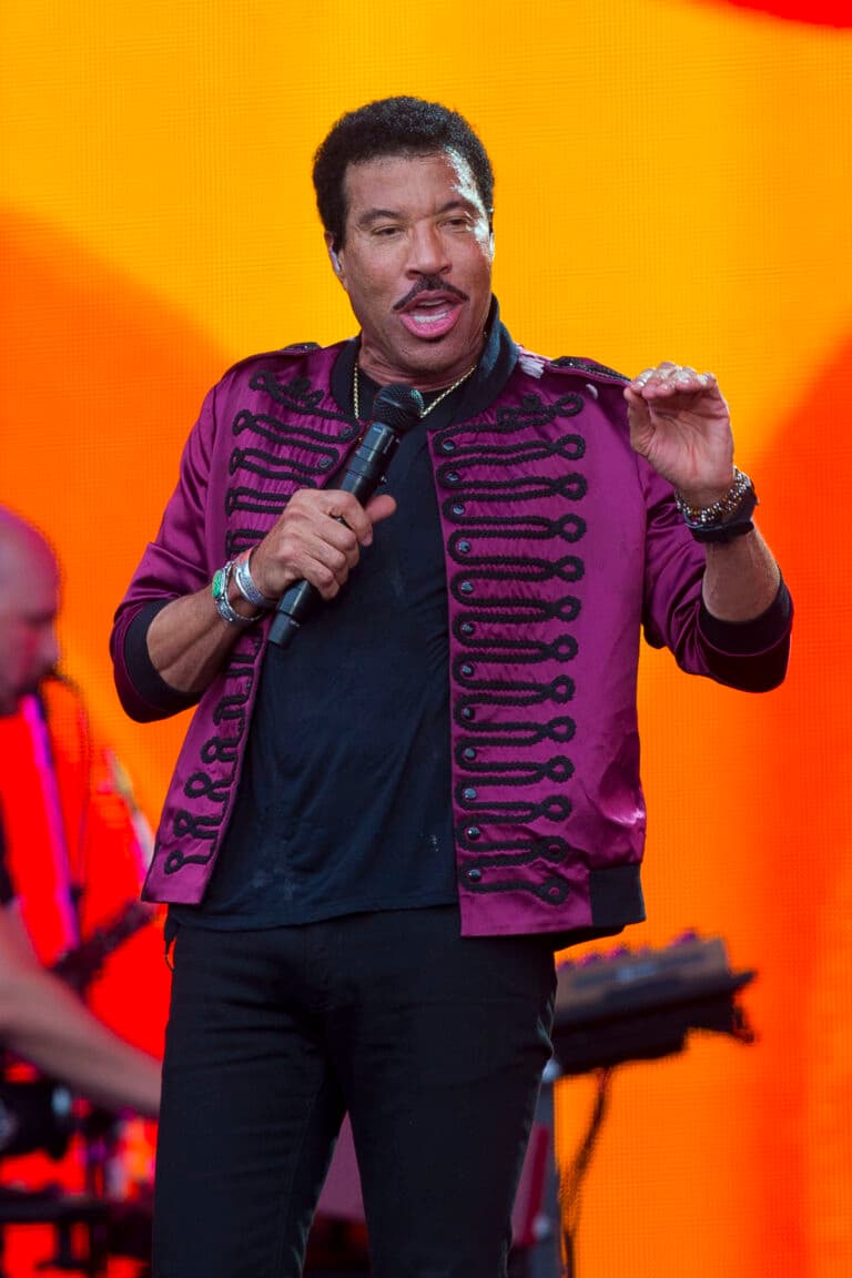 Lionel Richie 70 has 3 costume changes as he performs to excited crowds at the British Summertime Festival in Hyde Park