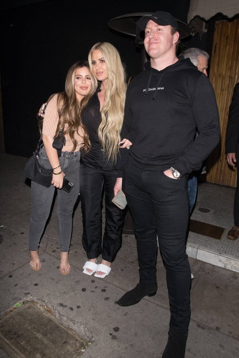 Kim Zolciak, o marido Kroy Biermann e a filha Brielle são vistos saindo de um jantar em família no Nice Guy, em Los Angeles.