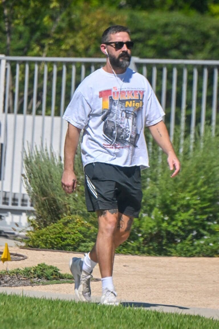 Shia LaBeouf dá um passeio relaxante ao ser visto pela primeira vez desde que surgiu um vídeo dele confrontando alguém do lado de fora de um pub em Edimburgo
