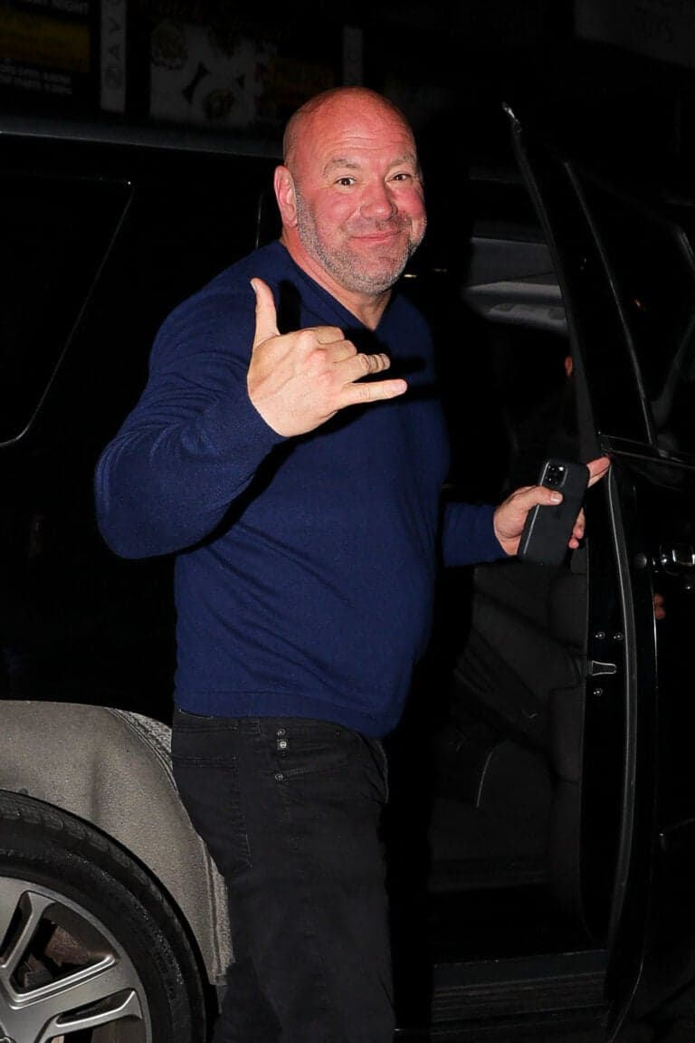 Dana White é vista saindo de um restaurante em Nova York.