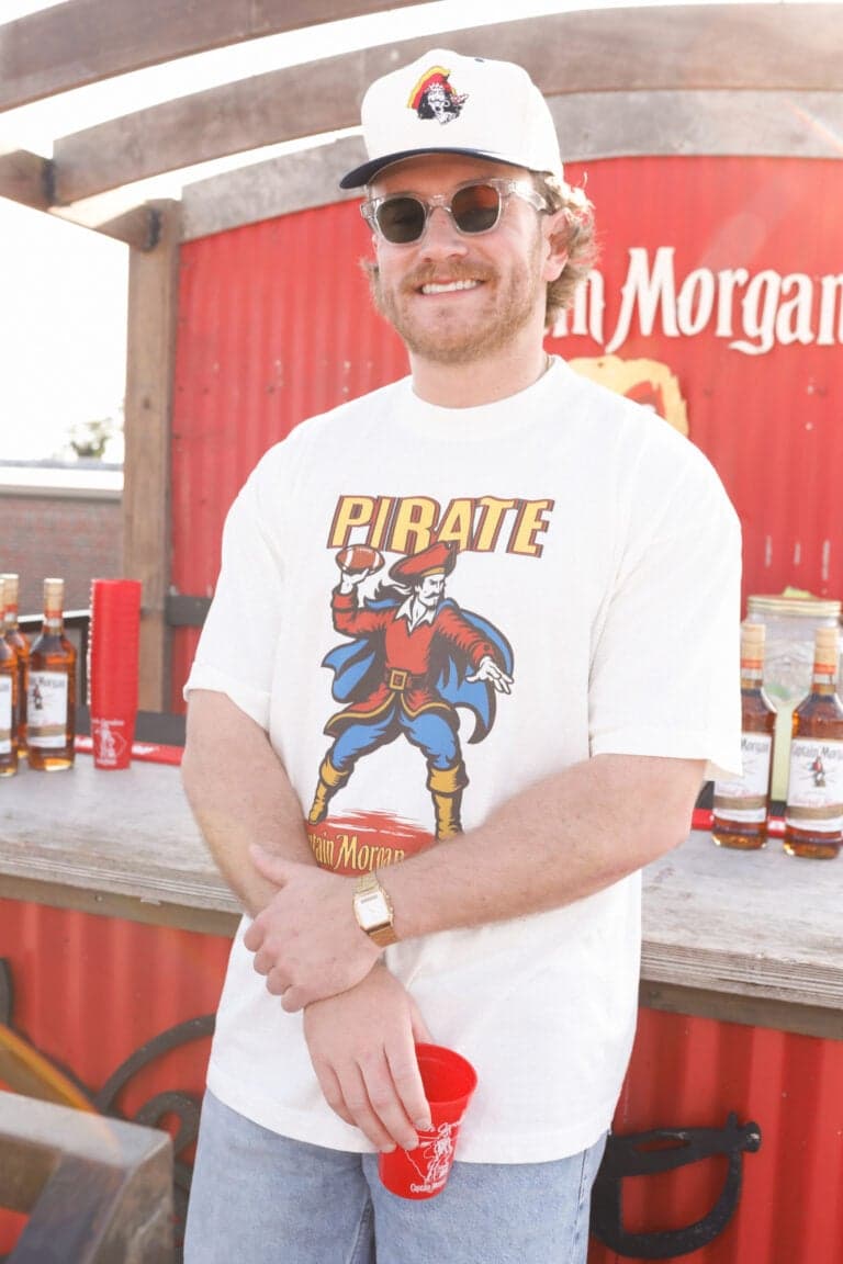 A estrela de Summer House, West Wilson, se uniu ao Capitão Morgan para levar The Captain's Challenge às portas traseiras de todo o país e deu aos fãs uma primeira olhada na próxima colaboração da marca com a Pirate Worldwide.