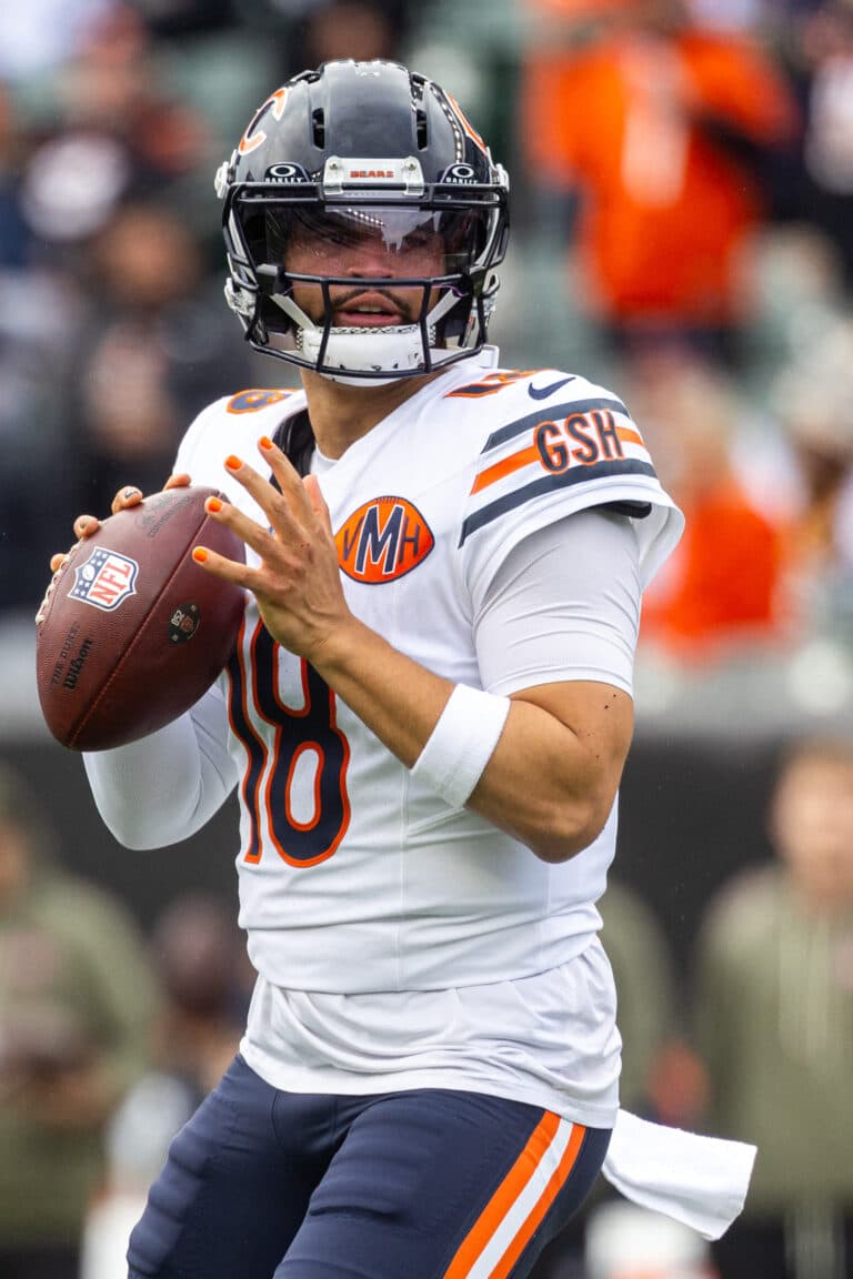 Caleb Williams durante um jogo da NFL. 