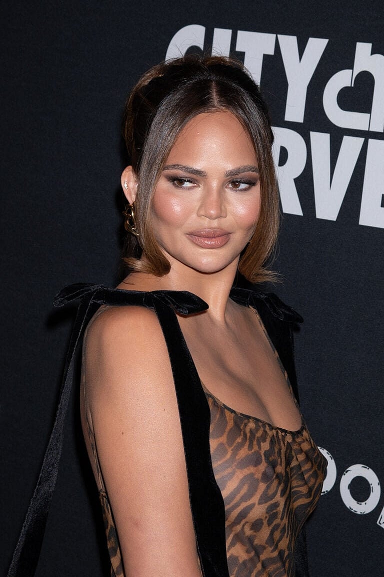 Chrissy Teigen na Gala da Colheita da Cidade de 2024
