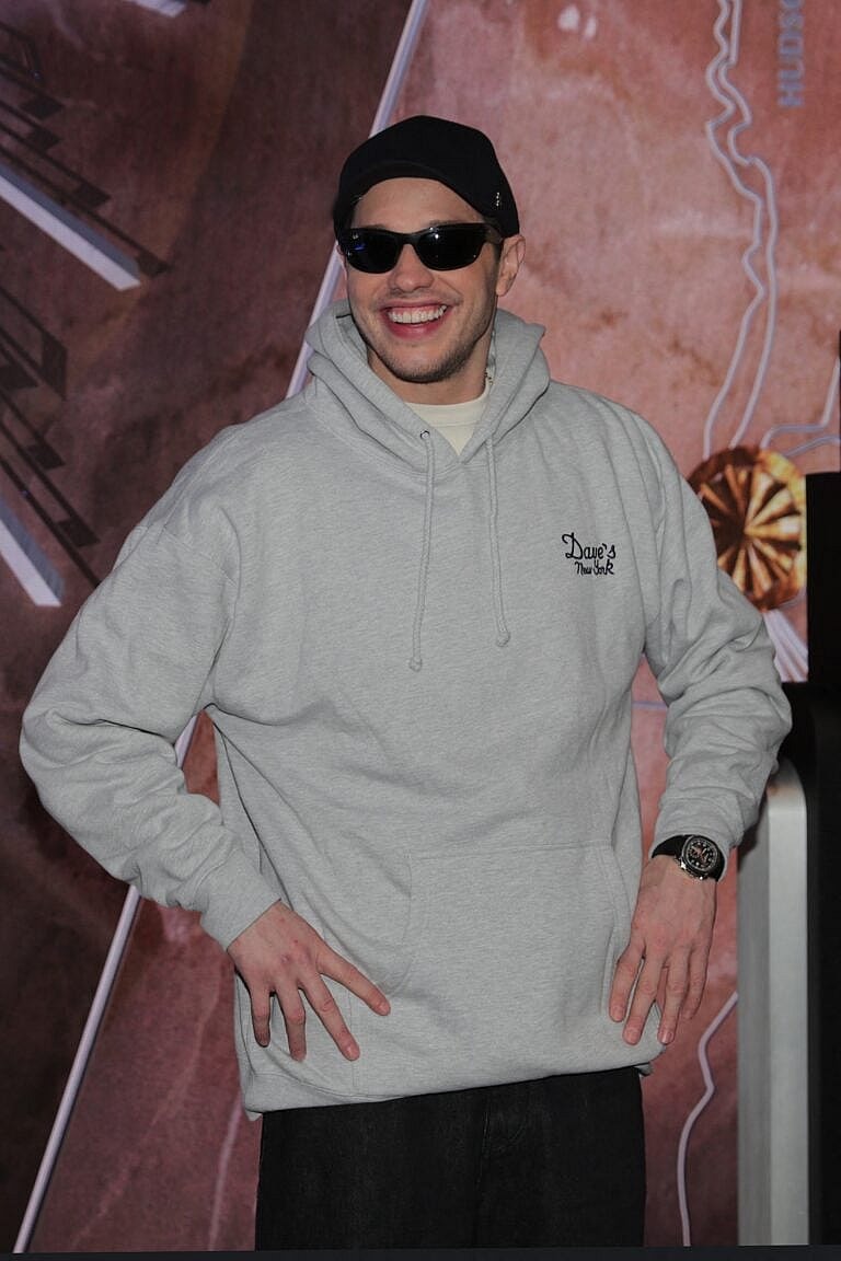 Pete Davidson com óculos de sol