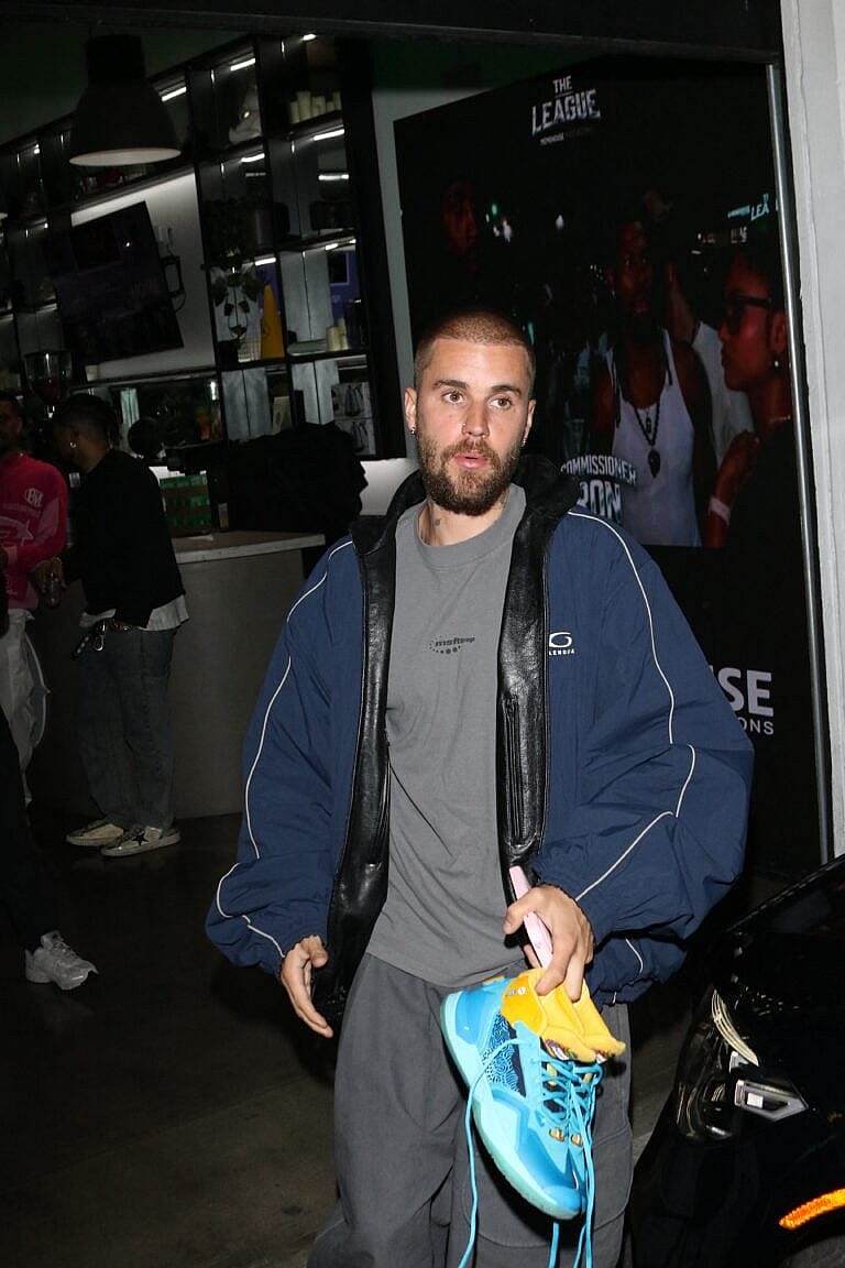 Justin Bieber do lado de fora da The League em Los Angeles