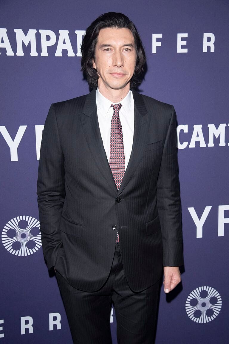 Adam Driver comparece ao tapete vermelho da Ferrari