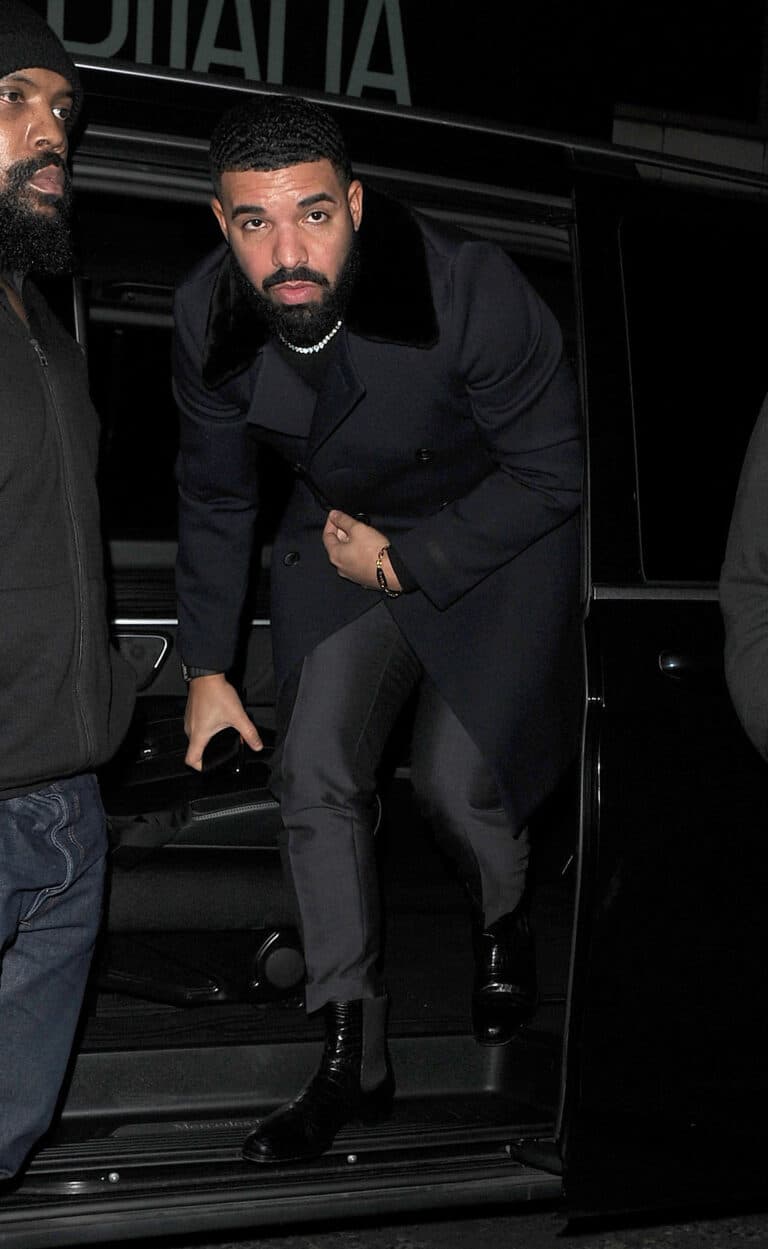 Drake é visto chegando ao The Colony Club Casino