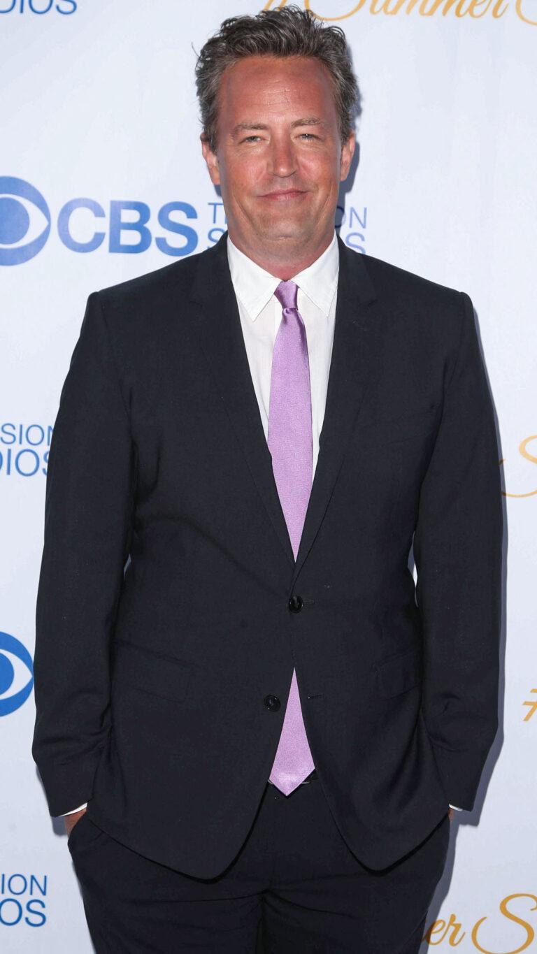 Matthew Perry de terno