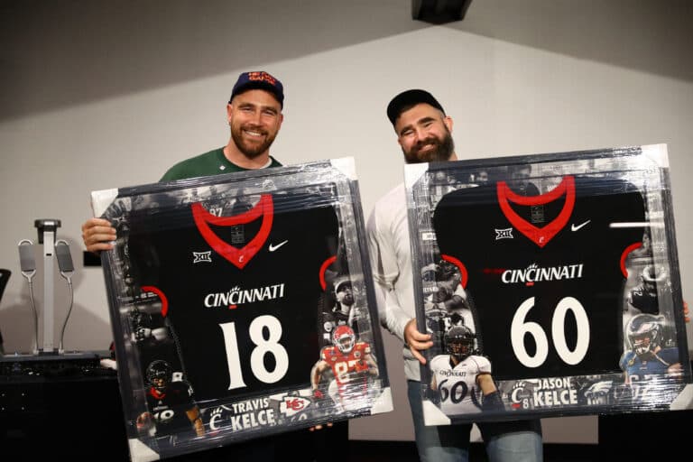 Cerimônia de formatura surpresa de Travis e Jason Kelce após show ao vivo do New Heights na Universidade de Cincinnati