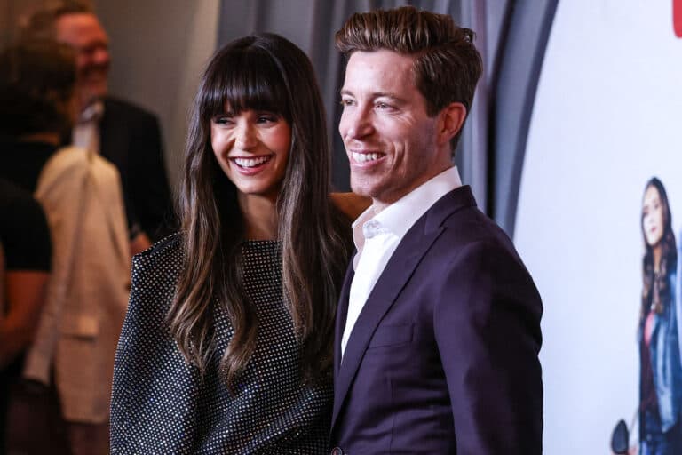 Nina Dobrev e Shaun White na estreia de 'The Out-Laws' da Netflix em Los Angeles
