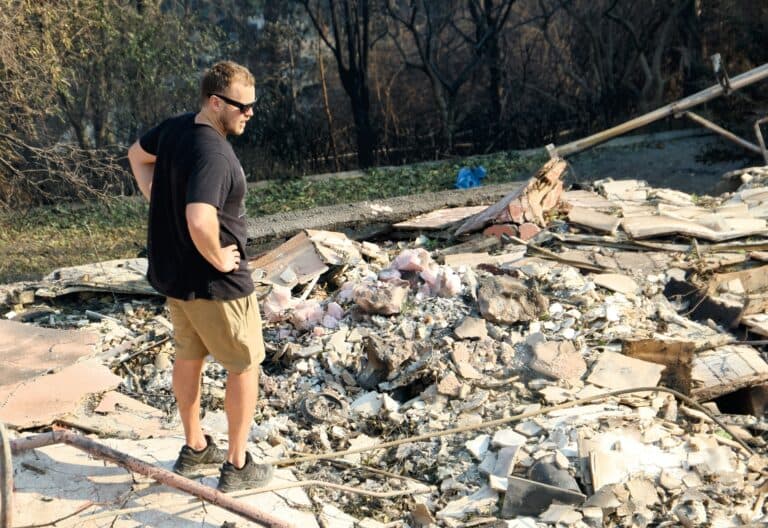 EXCLUSIVO PREMIUM: Spencer Pratt visto em sua casa incendiada tentando recuperar cristais e quaisquer pertences pessoais após as consequências devastadoras da perda de sua família.