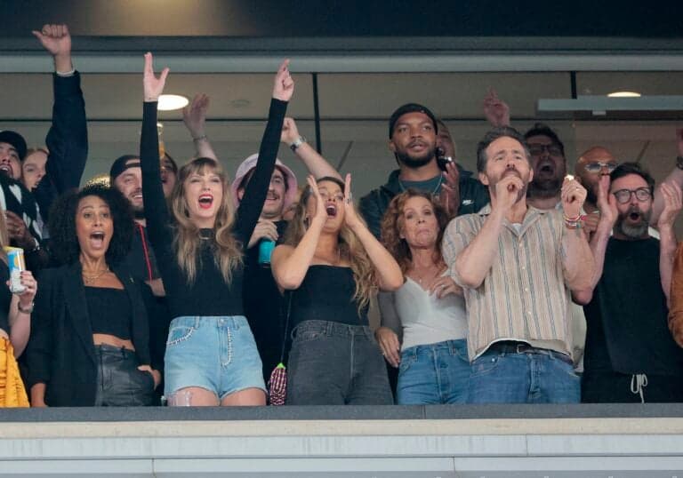 A cantora Taylor Swift junto com os atores Blake Lively, Ryan Reynolds e Hugh Jackman no jogo dos Jets Chiefs