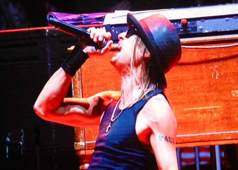 Kid Rock se apresenta no comício da vitória Maga na Capital One Arena em Washington DC.