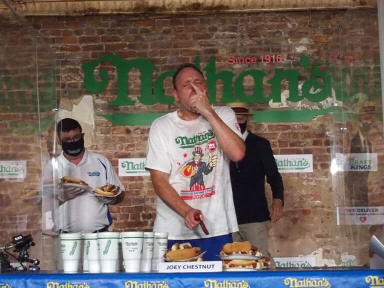 Joey Chestnut no concurso de alimentação de cachorro-quente Nathan's Fourth of July 2020