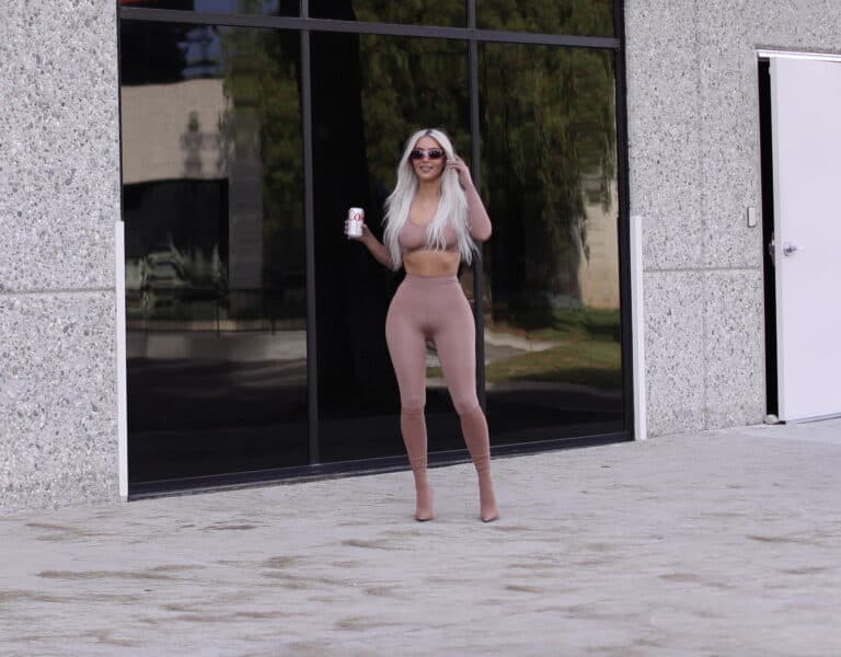 Kim Kardashian sorri enquanto filma sua linha SKIMS em um estúdio enquanto se junta brevemente a Pete Davidson e um esquadrão glam em Los Angeles