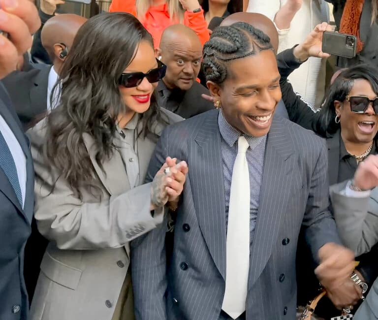 Rihanna e ASAP Rocky comemoram seu veredicto de inocência fora do tribunal de Los Angeles