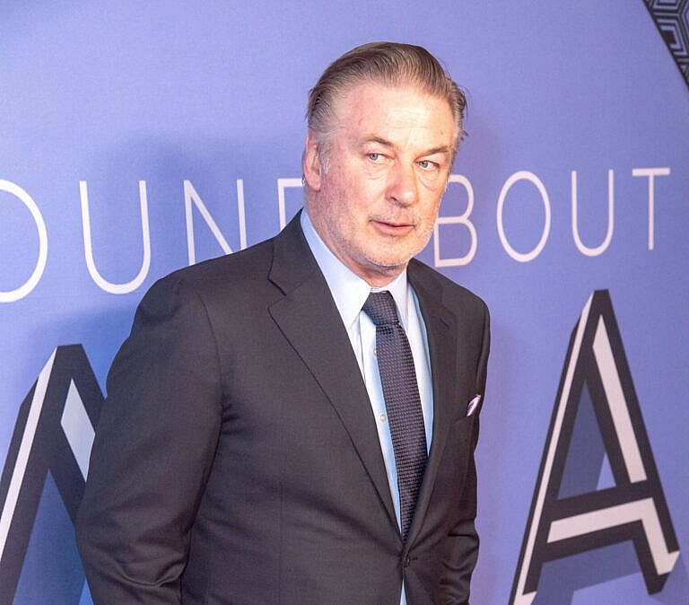 Alec Baldwin ficou preso em um avião por seis horas e meia