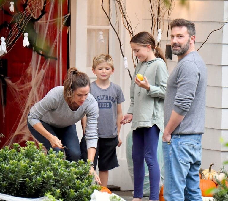 Ben Affleck e Jennifer Garner formam uma frente unida para seus filhos enquanto acendem uma lanterna